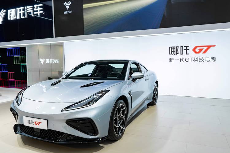 成都179哪吒汽车在智能汽车领域的表现，领途汽车在新能源汽车市场中的影响力